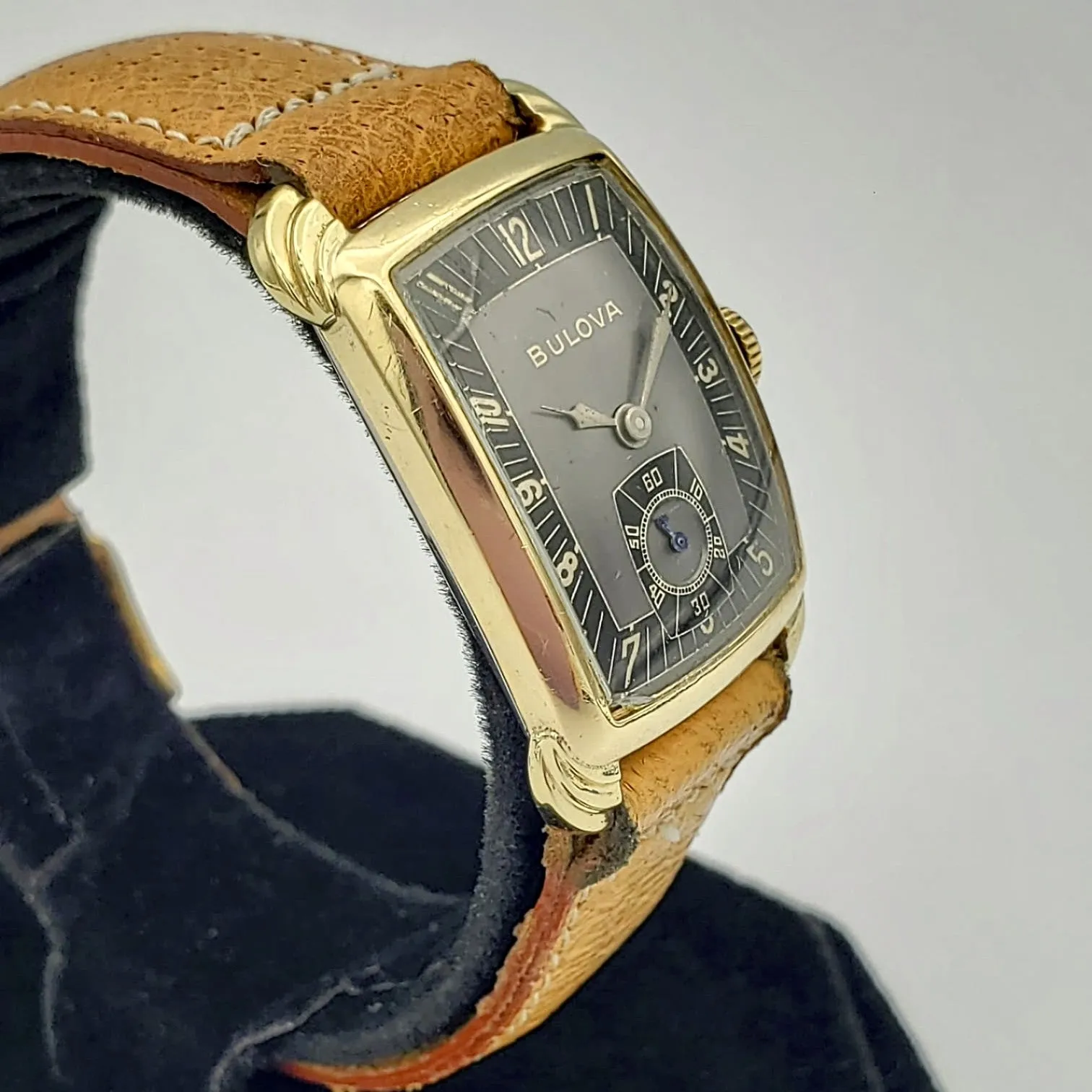 1947 BULOVA Senator Two-Tone Black Dial U.S.A. Caliber 8AE 17 Jewels Watch