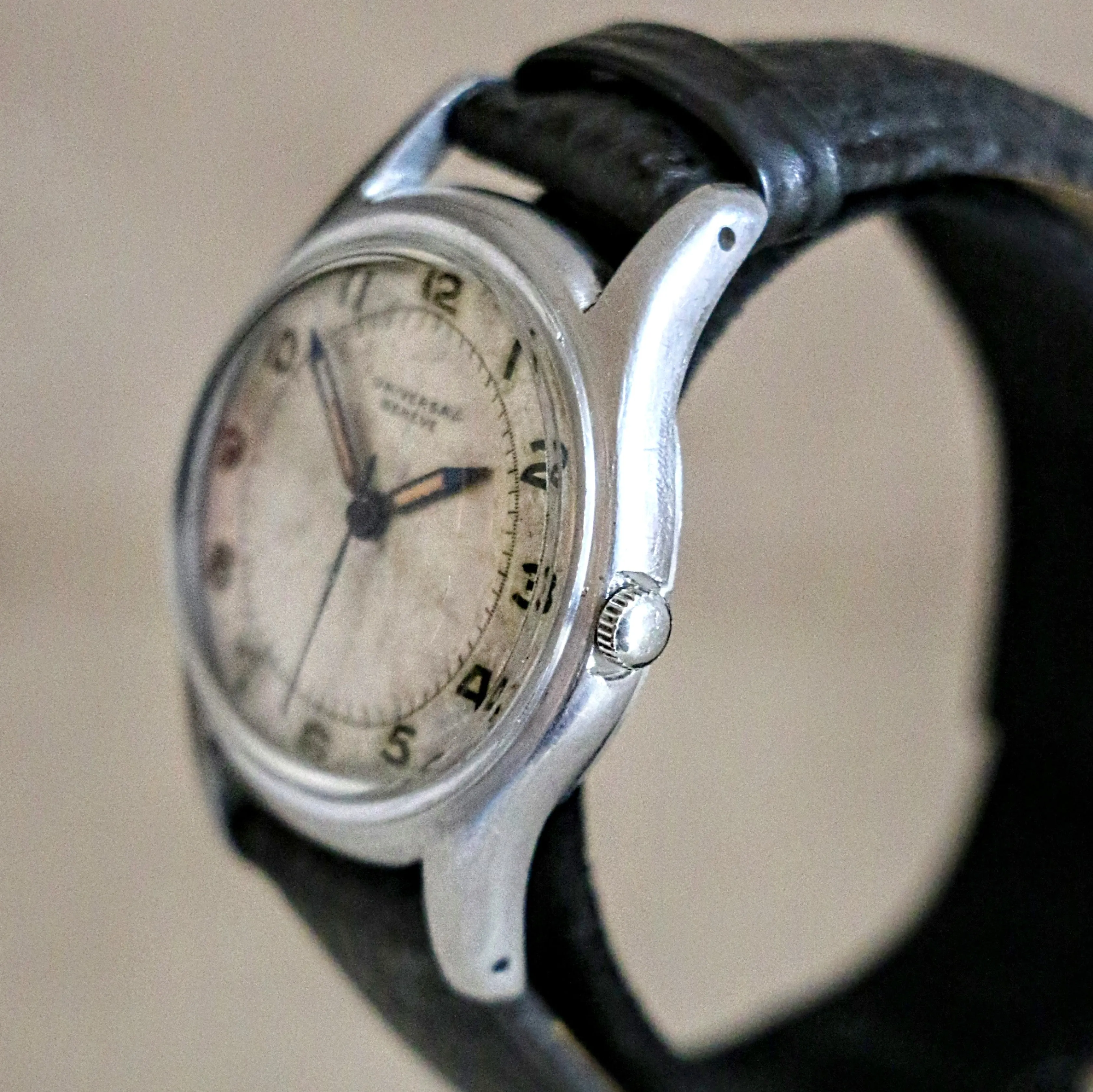 UNIVERSAL GENEVE Military WWII Wristwatch Caliber 267 17 Jewels Swiss Watch